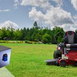 СИТЕ НА ЕДНО Возејќи батерии на тревникот